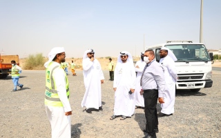 الصورة: بلدية الشارقة تنظم حملة لرصد وإزالة اللوحات الإعلانية العشوائية