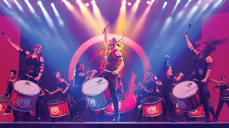 فرقة الطبول الكولومبية تعود لتضفي مزيداً من البهجة على أجواء الاحتفالات في أرجاء القرية العالمية. من المصدر