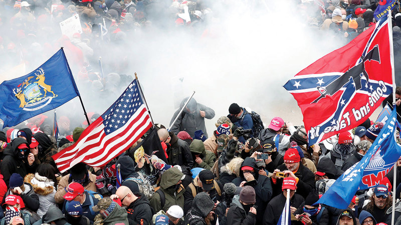 تعامل مكتب التحقيقات الفيدرالي بحزم مع أنصار ترامب الذين اقتحموا مبنى الكونغرس في السادس من يناير 2021.    رويترز