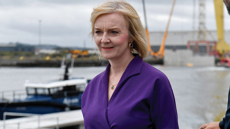 ليز تراس تميل إلى ارتداء اللباس المتواضع.     رويترز