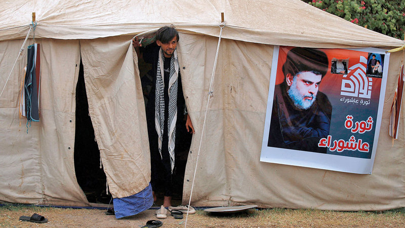 خيام داخل البرلمان تقي المعتصمين حر الشمس.   أ.ف.ب