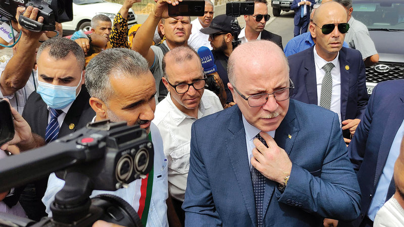 رئيس الوزراء الجزائري أيمن بن عبدالرحمن «يميناً» متفقداً ولاية الطارف بعد الحريق.   أ.ف.ب