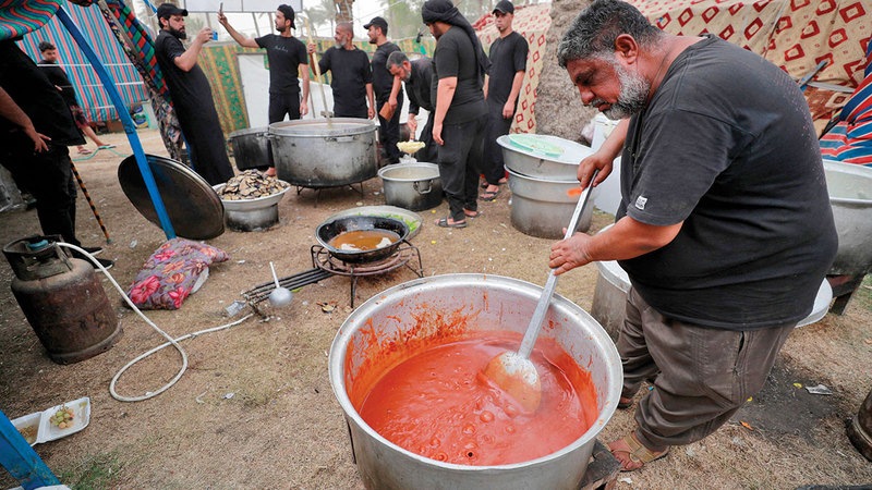 رجل يعد الطعام في باحة البرلمان لتقديمه للمعتصمين.   أ.ف.ب