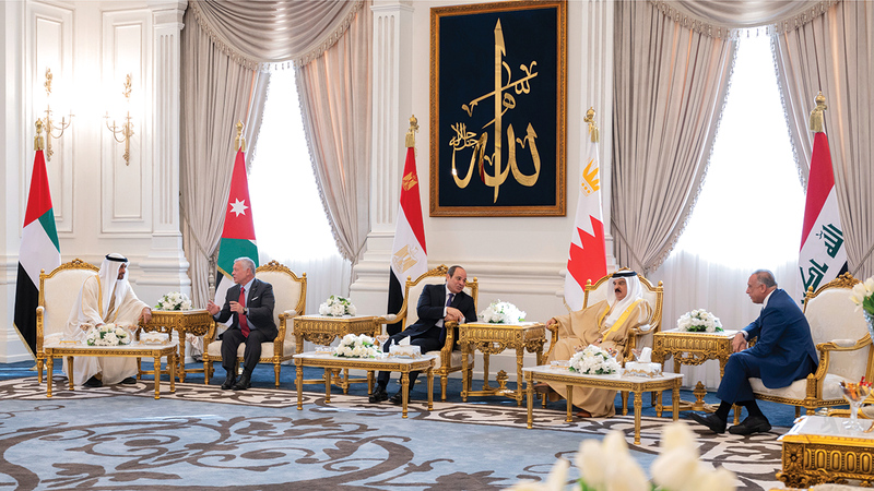 رئيس الدولة والرئيس المصري خلال استقبالهما إخوانهما ملك البحرين وملك الأردن ورئيس وزراء العراق. وام