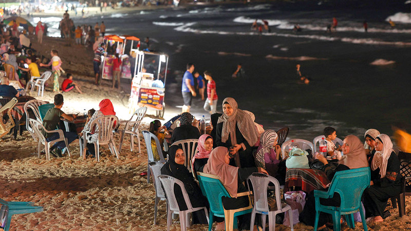 نساء من غزة يجلسن في مقهى على الشاطئ لتمضية الوقت. أ.ف.ب