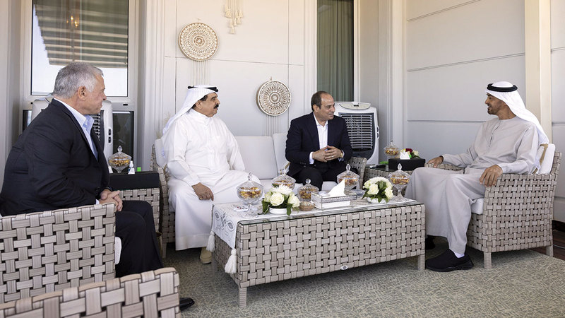 محمد بن زايد والسيسي وحمد بن عيسى وعبدالله الثاني خلال «لقاء العلمين» الأخوي التشاوري. وام