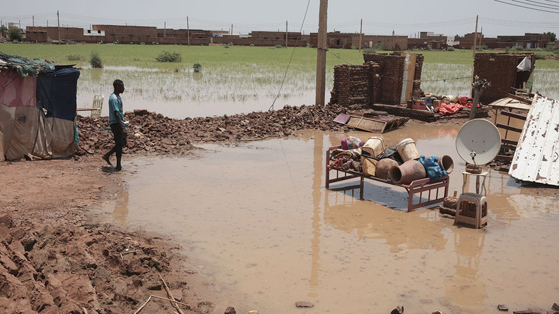 أسرة اكتسح السيل منزلها. أ.ب