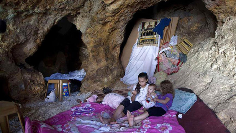فلسطينيون اضطروا إلى العيش في الكهوف من أجل البقاء. من المصدر