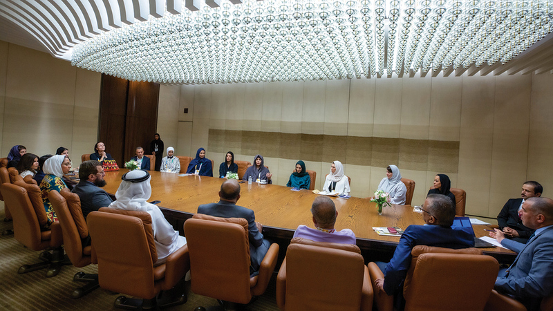 لطيفة بنت محمد خلال اجتماعها مع أعضاء «الآيكوم العربي».  من المصدر
