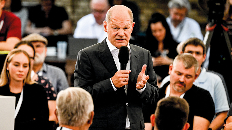 لمستشار شولتز يجيب على أسئلة الحضور في ما يطلق عليه «حوار المواطنين». إي.بي.إيه