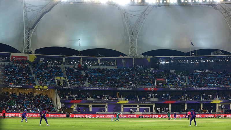 استاد دبي الدولي للكريكت يخطف أنظار العالم في المواجهة الكبيرة في الكريكيت بين الهند وباكستان. من المصدر