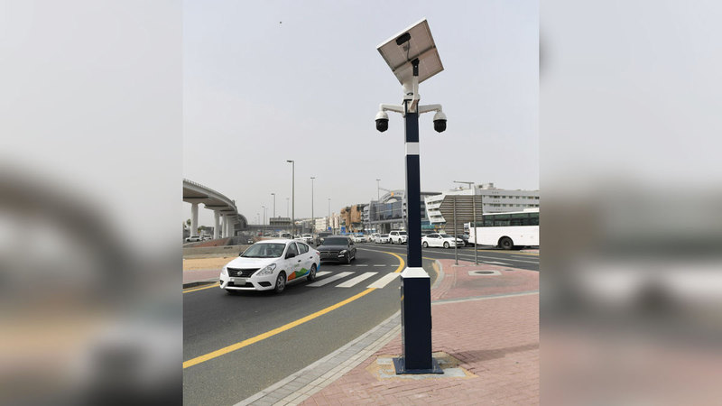 شرطة دبي تراقب معابر المشاة بجهاز ذكي يعمل بالطاقة الشمسية.   من المصدر
