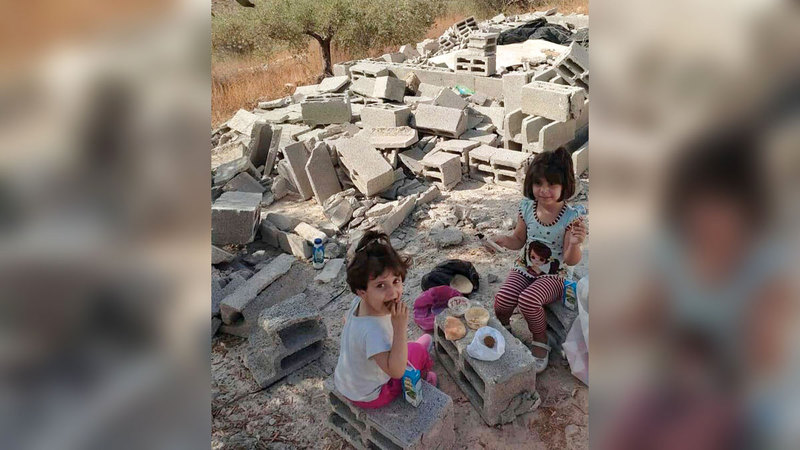 أطفال عائلة قصول التي فقدت مصدر رزقها بفعل الهدم.   الإمارات اليوم