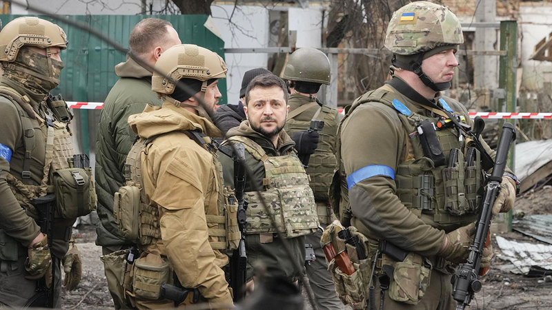 الرئيس الأوكراني بين جنوده.   أرشيفية