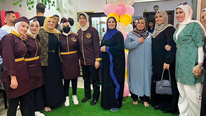 مالكة المطعم آلاء أبوثابت تتوسط طاقم العمل النسوي. من المصدر