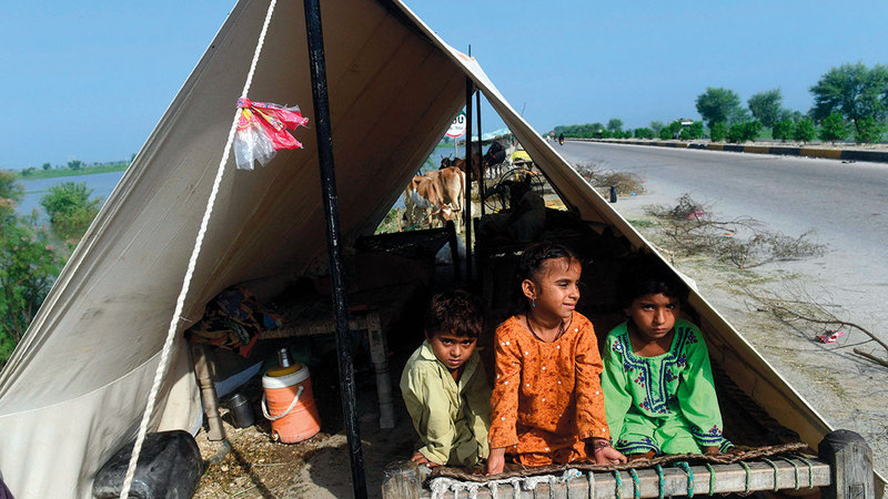 نازحون في مناطق مرتفعة بالقرب من الطرق السريعة. أ.ب