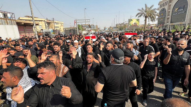 مشيعون يحملون جثامين ضحايا المواجهات الأخيرة. رويترز