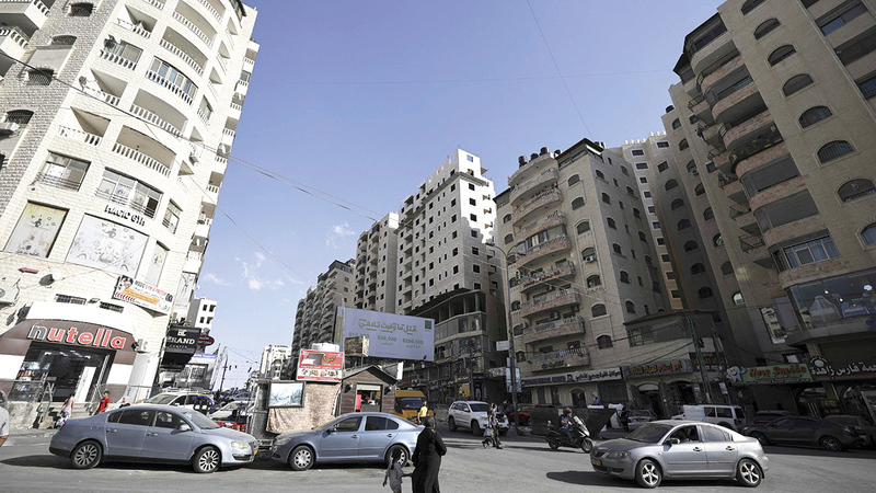 بنايات شاهقة متلاصقة من دون ترخيص. أ.ف.ب