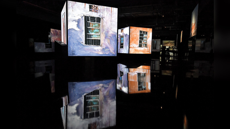 يهدف الاستاد إلى تأصيل علاقة العمل الفني بالبيئة بلوحات تعكس تاريخ وتراث المنطقة والدولة. تصوير: نجيب محمد