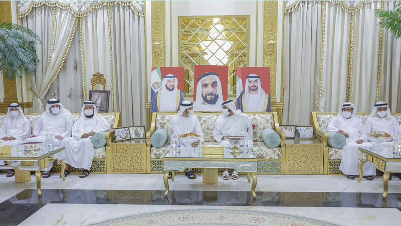 حمدان بن محمد وأحمد بن محمد خلال تقديمهما واجب العزاء. وام