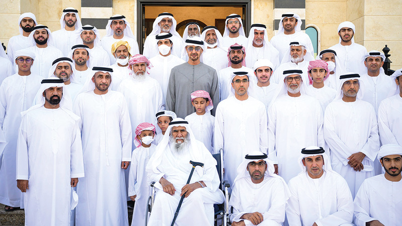 رئيس الدولة خلال زيارته منزل سلطان النيادي في منطقة أم غافة بمدينة العين.   من المصدر