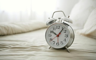 الصورة: منها استخدام المنبه.. 4 طرق تساعدك على النوم مبكرا