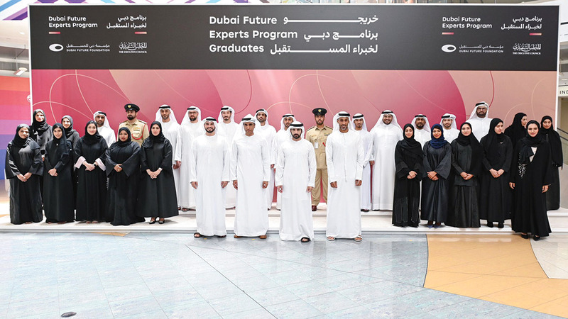 حمدان بن محمد خلال حفل تخريج الدفعتين الأولى والثانية لـ«برنامج دبي لخبراء المستقبل». من المصدر