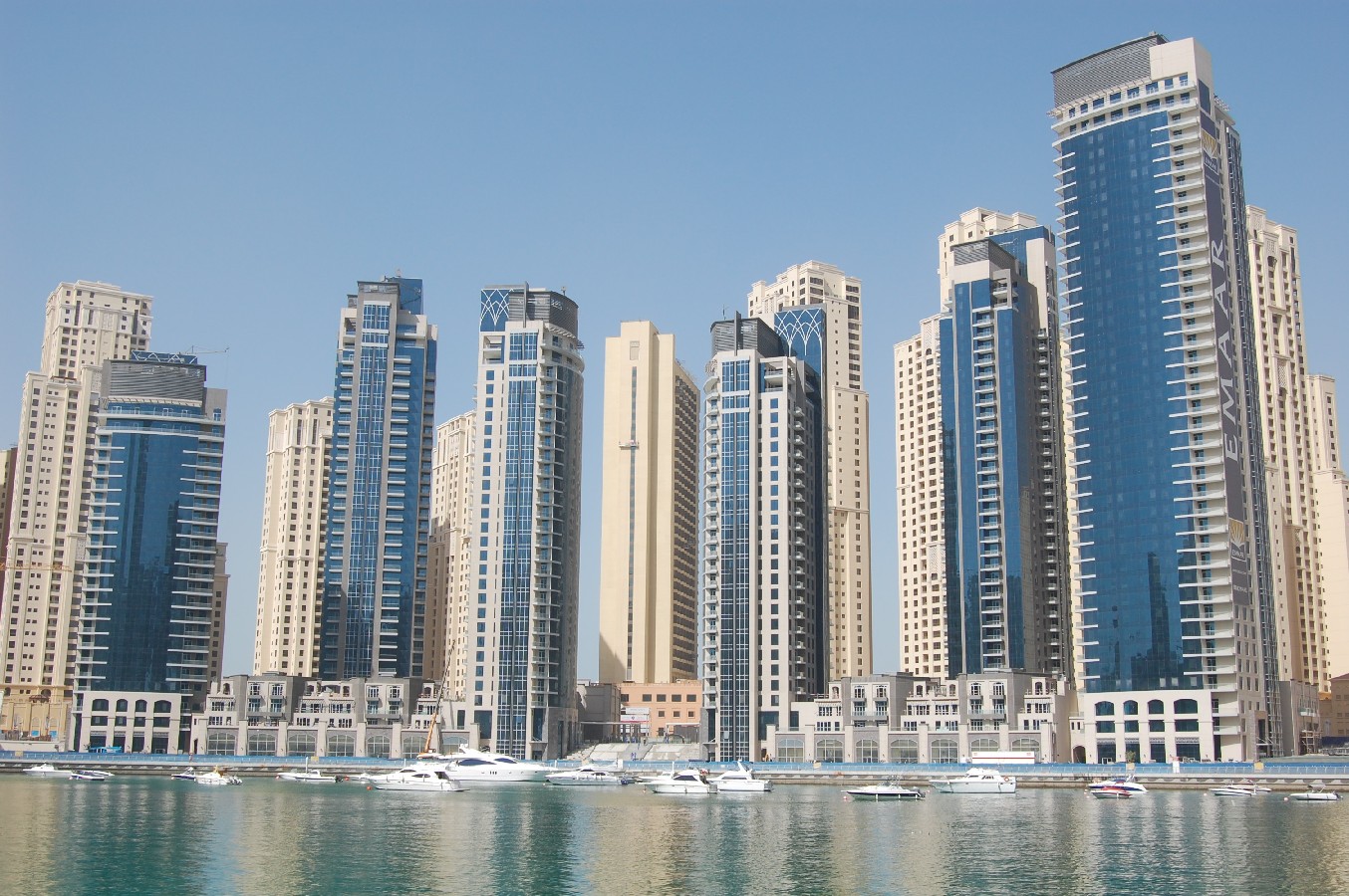 Дубайские дома. Дубай real Estate. Emaar здание Dubai Marina. Дубай Эстейт.