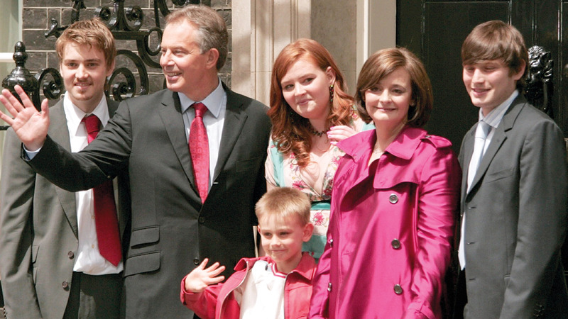 توني بلير مع عائلته في &laquo;دوانينغ ستريت&raquo;. أرشيفية