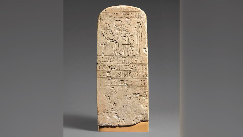 مسلّة من الحجر الجيري لمغنٍ يعود تاريخها إلى ما بين 690 و650 قبل الميلاد. أ.ف.ب