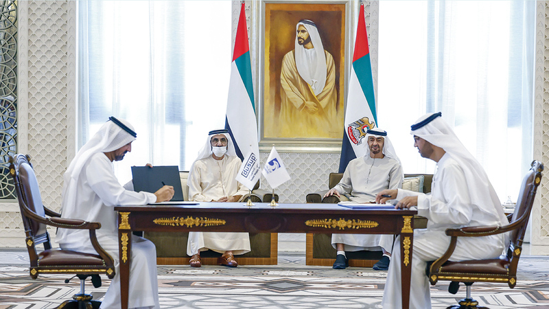 محمد بن زايد ومحمد بن راشد يشهدان توقيع الاتفاقية في «قصر الوطن». وام