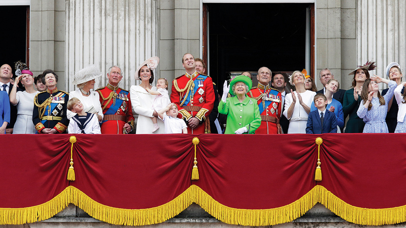 تشكل ملابس الملكة أحياناً وسيلة لإيصال رسائل معينة لشعبها. أ.ف.ب