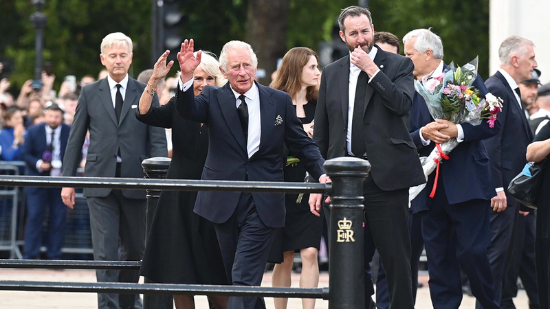 الملك تشارلز الثالث صافح العشرات وألقى نظرة على الزهور التي وضعها الناس أمام القصر تكريماً لوالدته. إي.بي.إيه