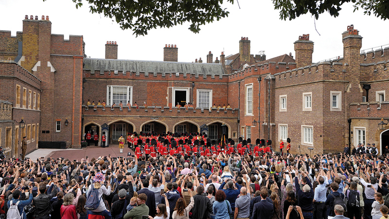 حشود تجمّعت في قصر سانت جيمس بعد إعلان تشارلز ملكاً لبريطانيا. رويترز