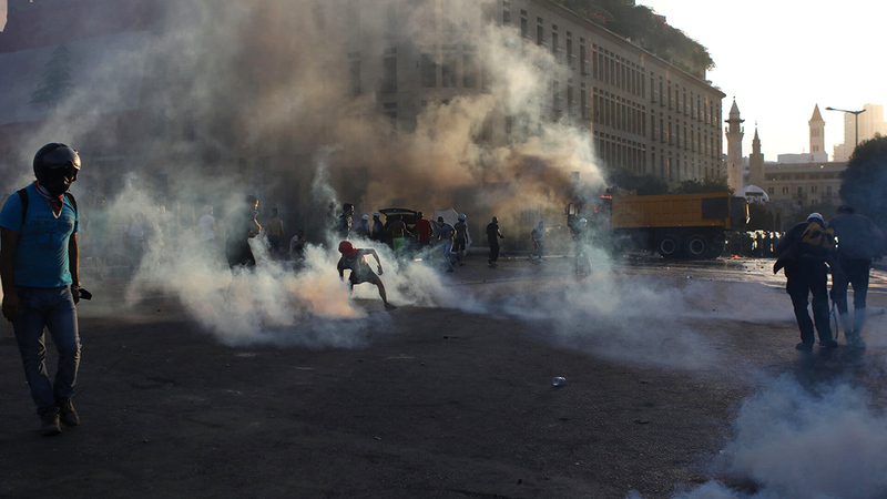 صورة للمصورة الصحافية اللبنانية تمارا سعادة بعنوان صدمة الإطارات في بيروت.  غيتي
