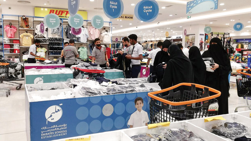 إقبال المستهلكين على منافذ البيع حالياً عاد إلى مستويات ما قبل «الجائحة».   أرشيفية