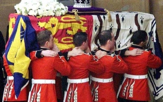الصورة: جثمان الملكة إليزابيث يسجى في ادنبره