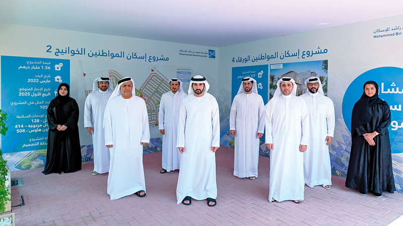 حمدان بن محمد خلال تفقده مشاريع إسكانية بقيمة 1.7 مليار درهم في الورقاء والخوانيج الثانية.  وام