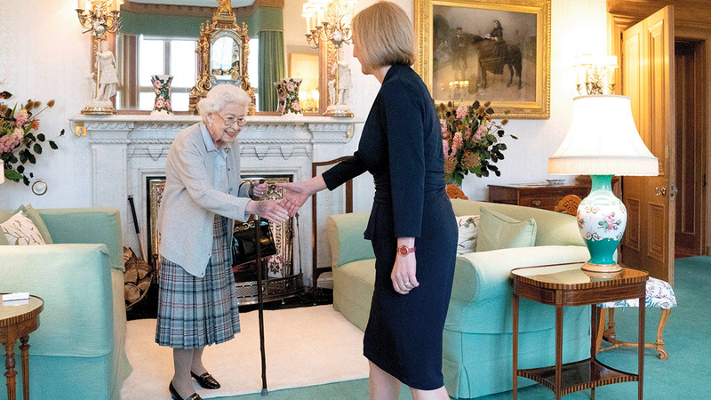 رئيسة وزراء بريطانيا الجديدة آخر من التقت بهم الملكة قبل وفاتها. رويترز