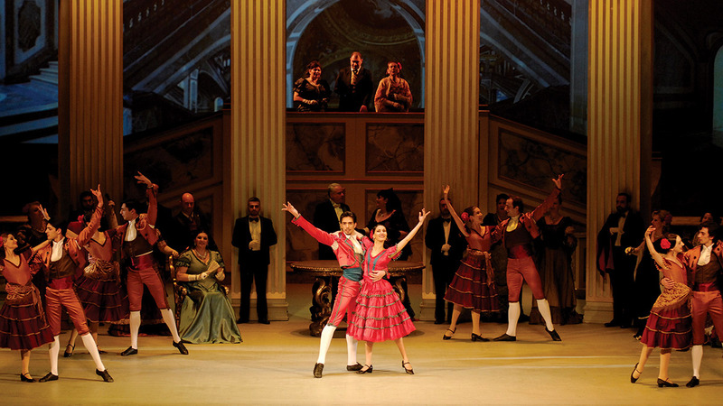 تبدأ المسرحية بمشهد احتفالي ساحر يحمل كل أجواء البرجوازية. من المصدر