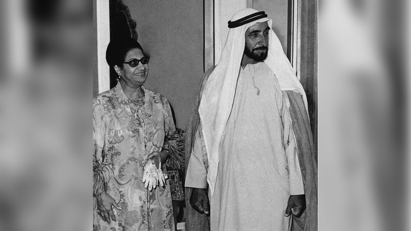 المغفور له الشيخ زايد لدى استقباله أم كلثوم. الأرشيف الوطني