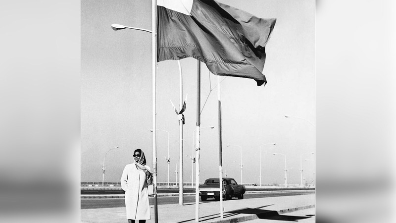 أم كلثوم في أحد شوارع أبوظبي بعد الإعلان عن قيام دولة الاتحاد. الأرشيف الوطني