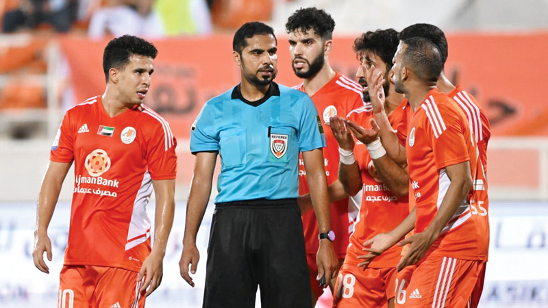 لاعبو عجمان يعترضون على قرار تحكيمي خلال مباراة الشارقة. تصوير: أسامة أبوغانم