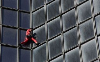 الصورة: احتفالا بعيد ميلاده الـ60.. "الرجل العنكبوت" يتسلق ناطحة سحاب دون معدات أمان