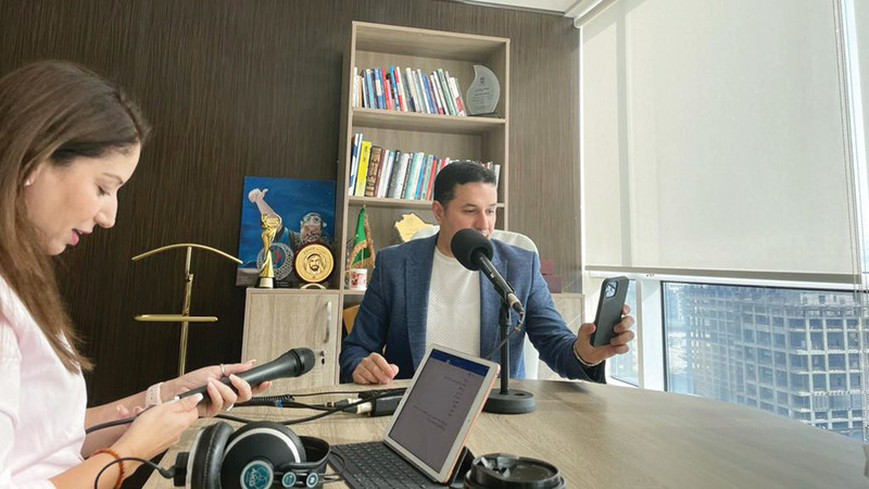 البرنامج يواصل تسليط الضوء على شخصيات مؤثرة وناجحة انطلقت من دبي.   الإمارات اليوم