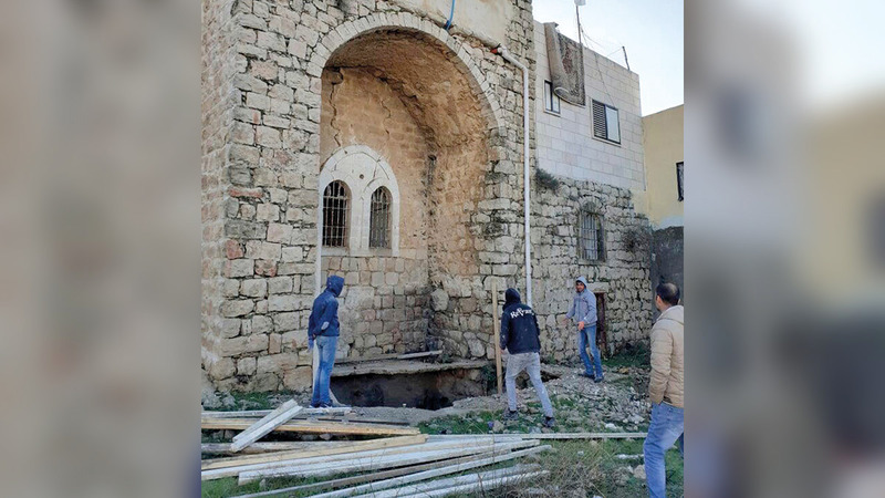 الاحتلال يمنع ترميم المنازل الأثرية.   الإمارات اليوم