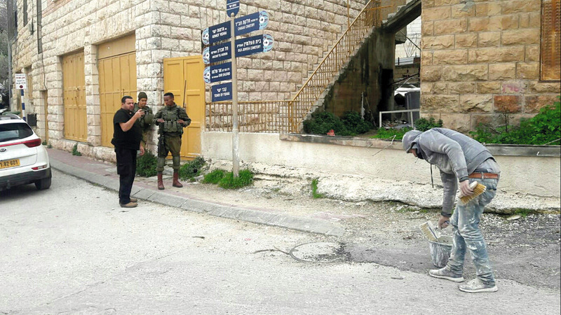 جنود ومستوطنون يمنعون الترميم في الخليل العتيقة.   الإمارات اليوم