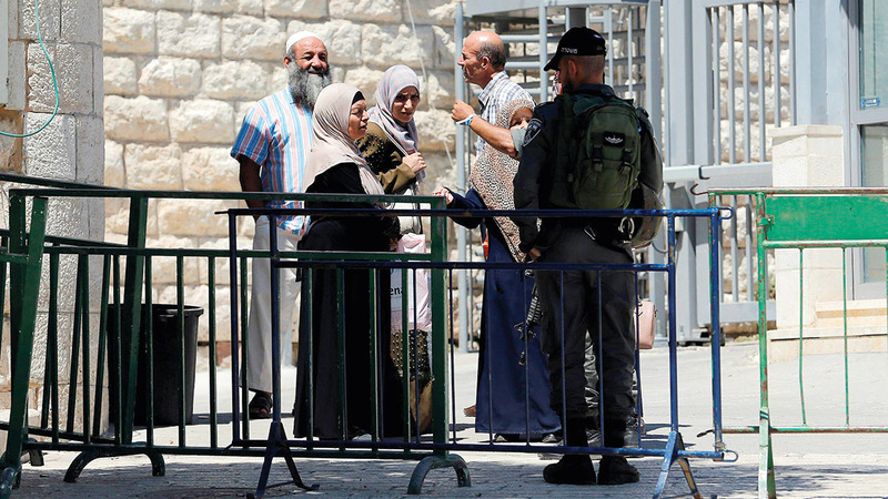 100 حاجز عسكري وبوابة حديدية في الخليل القديمة.   الإمارات اليوم
