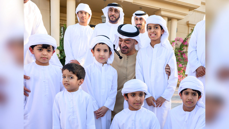محمد بن زايد خلال زيارته أحمد بن سلطان بن هياي المنصوري في منزله بمنطقة الوثبة في أبوظبي.    وام