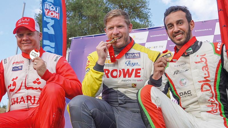 المنصوري وسامي سيليو في المركزين الأول والثاني على منصة التتويج. من المصدر